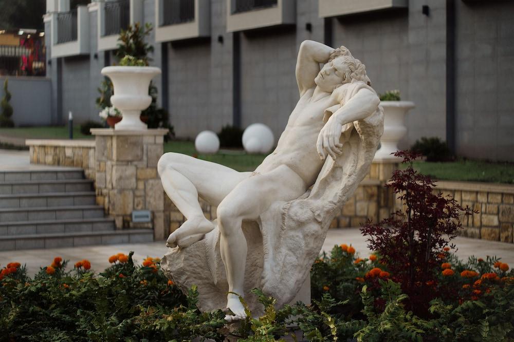 Astor Garden Hotel Sf. Constantin și Elena Exterior foto Statue of a woman in the garden of the hotel